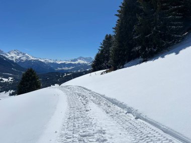 Wonderful winter hiking trails and traces after the winter snowfall above the tourist resorts of Valbella and Lenzerheide in the Swiss Alps - Canton of Grisons, Switzerland (Schweiz)