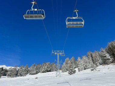 Dört kişi. Yüksek hızlı teleferik (sökülebilir) Pedra Grossa veya 4er Hochgeschwindigkeits-Sesselbahn (Kuppelbar) Pedra Grossa, İsviçre 'nin Valbella ve Lenzerheide tatil beldelerinde - Grisons Kantonu, İsviçre / Schweiz