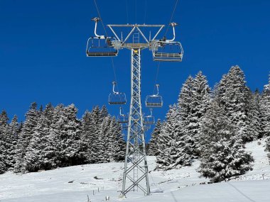 Dört kişi. Yüksek hızlı teleferik (sökülebilir) Pedra Grossa veya 4er Hochgeschwindigkeits-Sesselbahn (Kuppelbar) Pedra Grossa, İsviçre 'nin Valbella ve Lenzerheide tatil beldelerinde - Grisons Kantonu, İsviçre / Schweiz