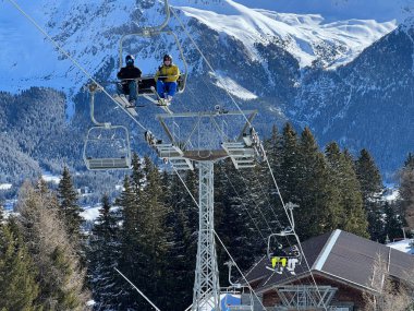 Dört kişi. Yüksek hızlı teleferik (sökülebilir) Pedra Grossa veya 4er Hochgeschwindigkeits-Sesselbahn (Kuppelbar) Pedra Grossa, İsviçre 'nin Valbella ve Lenzerheide tatil beldelerinde - Grisons Kantonu, İsviçre / Schweiz