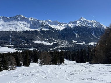 İsviçre Alpleri 'ndeki Valbella ve Lenzerheide dağlık tatil beldelerinde bir peri masalı kış atmosferi ve muhteşem bir manzara - İsviçre Grisons Kantonu, İsviçre (Kanton Graubuenden, Schweiz)