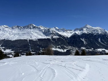 İsviçre Alpleri 'ndeki Valbella ve Lenzerheide dağlık tatil beldelerinde bir peri masalı kış atmosferi ve muhteşem bir manzara - İsviçre Grisons Kantonu, İsviçre (Kanton Graubuenden, Schweiz)