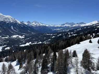 İsviçre Alpleri 'ndeki Valbella ve Lenzerheide dağlık tatil beldelerinde bir peri masalı kış atmosferi ve muhteşem bir manzara - İsviçre Grisons Kantonu, İsviçre (Kanton Graubuenden, Schweiz)