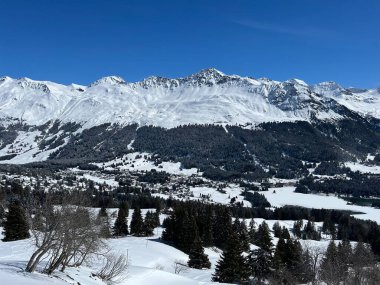 İsviçre Alpleri 'ndeki Valbella ve Lenzerheide dağlık tatil beldelerinde bir peri masalı kış atmosferi ve muhteşem bir manzara - İsviçre Grisons Kantonu, İsviçre (Kanton Graubuenden, Schweiz)