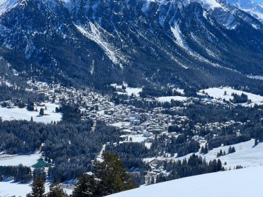 İsviçre Alpleri 'ndeki Valbella ve Lenzerheide dağlık tatil beldelerinde bir peri masalı kış atmosferi ve muhteşem bir manzara - İsviçre Grisons Kantonu, İsviçre (Kanton Graubuenden, Schweiz)