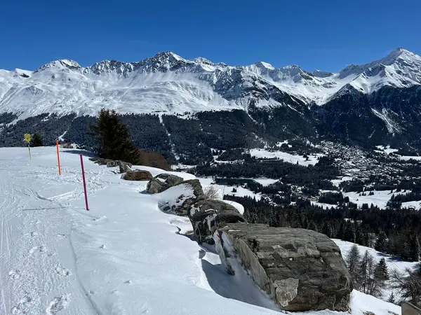 İsviçre Alpleri 'ndeki Valbella ve Lenzerheide dağlık tatil beldelerinde bir peri masalı kış atmosferi ve muhteşem bir manzara - İsviçre Grisons Kantonu, İsviçre (Kanton Graubuenden, Schweiz)