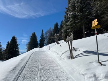 İsviçre Alpleri 'ndeki Valbella ve Lenzerheide tatil beldelerinin üstündeki sakin kış atmosferinde gezinme işaretleri ve yön işaretleri - İsviçre' nin Grison Kantonu, İsviçre (Kanton Graubuenden, Schweiz)
