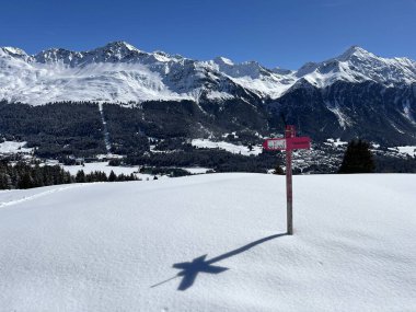 İsviçre Alpleri 'ndeki Valbella ve Lenzerheide tatil beldelerinin üstündeki sakin kış atmosferinde gezinme işaretleri ve yön işaretleri - İsviçre' nin Grison Kantonu, İsviçre (Kanton Graubuenden, Schweiz)