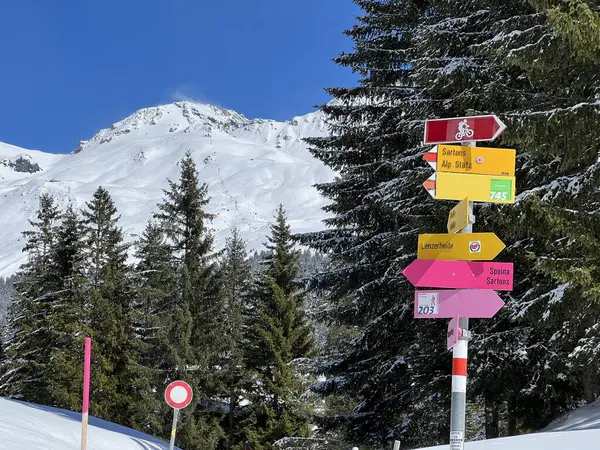 İsviçre Alpleri 'ndeki Valbella ve Lenzerheide tatil beldelerinin üstündeki sakin kış atmosferinde gezinme işaretleri ve yön işaretleri - İsviçre' nin Grison Kantonu, İsviçre (Kanton Graubuenden, Schweiz)