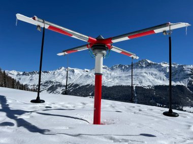 İsviçre 'nin Valbella ve İsviçre Alpleri' ndeki Lenzerheide tatil beldelerinin üzerindeki güzel güneş ışığı ve karlı alp zirveleri - Kanton Grisonlar Kantonu, İsviçre (Kanton Graubuenden, Schweiz)