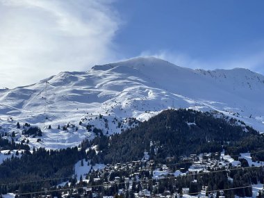 İsviçre 'nin Valbella ve İsviçre Alpleri' ndeki Lenzerheide tatil beldelerinin üzerindeki güzel güneş ışığı ve karlı alp zirveleri - Kanton Grisonlar Kantonu, İsviçre (Kanton Graubuenden, Schweiz)