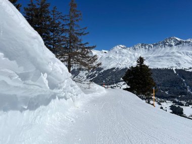 İsviçre Alpleri 'ndeki dağlık İsviçre turisti Valbella ve Lenzerheide' nin tepelerindeki karlı yamaçlarda güneş ışığı ve gölgenin büyülü oyunu - İsviçre 'nin Grison Kantonu, İsviçre (Kanton Graubuenden, Schweiz)