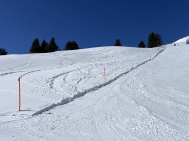 İsviçre Alpleri 'ndeki dağlık İsviçre turisti Valbella ve Lenzerheide' nin tepelerindeki karlı yamaçlarda güneş ışığı ve gölgenin büyülü oyunu - İsviçre 'nin Grison Kantonu, İsviçre (Kanton Graubuenden, Schweiz)