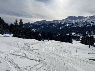 İsviçre Alpleri 'ndeki dağlık İsviçre turisti Valbella ve Lenzerheide' nin tepelerindeki karlı yamaçlarda güneş ışığı ve gölgenin büyülü oyunu - İsviçre 'nin Grison Kantonu, İsviçre (Kanton Graubuenden, Schweiz)