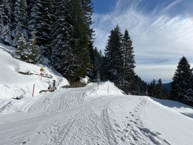 İsviçre Alpleri 'ndeki dağlık İsviçre turisti Valbella ve Lenzerheide' nin tepelerindeki karlı yamaçlarda güneş ışığı ve gölgenin büyülü oyunu - İsviçre 'nin Grison Kantonu, İsviçre (Kanton Graubuenden, Schweiz)