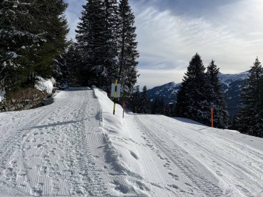 İsviçre Alpleri 'ndeki dağlık İsviçre turisti Valbella ve Lenzerheide' nin tepelerindeki karlı yamaçlarda güneş ışığı ve gölgenin büyülü oyunu - İsviçre 'nin Grison Kantonu, İsviçre (Kanton Graubuenden, Schweiz)