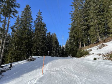 İsviçre Alpleri 'ndeki dağlık İsviçre turisti Valbella ve Lenzerheide' nin tepelerindeki karlı yamaçlarda güneş ışığı ve gölgenin büyülü oyunu - İsviçre 'nin Grison Kantonu, İsviçre (Kanton Graubuenden, Schweiz)
