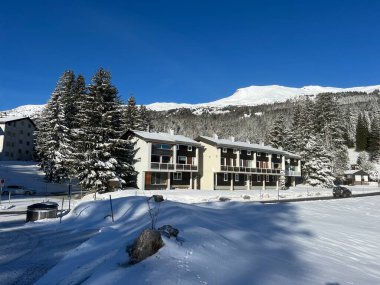 İsviçre Alpleri 'ndeki Valbella ve Lenzerheide tatil beldelerinin kış mevsiminde İsviçre' deki dağ evleri, villalar ve tatil evleri - Kanton of Grisons, İsviçre (Kanton Graubuenden, Schweiz)