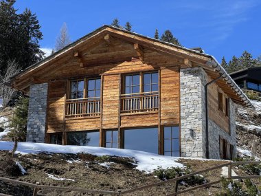 İsviçre Alpleri 'ndeki Valbella ve Lenzerheide tatil beldelerinin kış mevsiminde İsviçre' deki dağ evleri, villalar ve tatil evleri - Kanton of Grisons, İsviçre (Kanton Graubuenden, Schweiz)