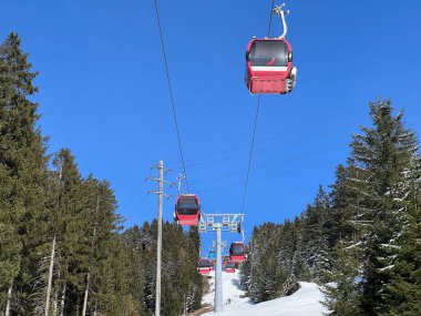 Rothornbahn 1 (Canols-Scharmoin) 8pers. İsviçre 'nin Lenzerheide Kantonu (Kanton Graubuenden, Schweiz) adlı kış beldesinde Gondola asansörü (monocable circustream ropeway) veya 8er Gondelbahn (Ein-Seil-Umlaufbahn))