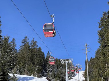 Rothornbahn 1 (Canols-Scharmoin) 8pers. İsviçre 'nin Lenzerheide Kantonu (Kanton Graubuenden, Schweiz) adlı kış beldesinde Gondola asansörü (monocable circustream ropeway) veya 8er Gondelbahn (Ein-Seil-Umlaufbahn))