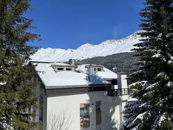 İsviçre Alpleri 'ndeki Valbella ve Lenzerheide tatil beldelerinin kış mevsiminde İsviçre' deki dağ evleri, villalar ve tatil evleri - Kanton of Grisons, İsviçre (Kanton Graubuenden, Schweiz)