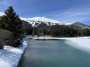 İsviçre 'nin Valbella ve Lenzerheide tatil beldelerindeki donmuş ve karla kaplı Alp Gölü Heidsee (Igl Lai) üzerinde tipik bir kış durağı - İsviçre' nin Grisonlar Kantonu (Kanton Graubuenden, Schweiz))