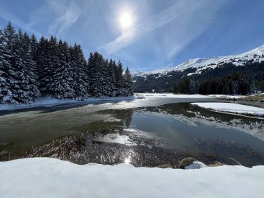 İsviçre 'nin Valbella ve Lenzerheide tatil beldelerindeki donmuş ve karla kaplı Alp Gölü Heidsee (Igl Lai) üzerinde tipik bir kış durağı - İsviçre' nin Grisonlar Kantonu (Kanton Graubuenden, Schweiz))