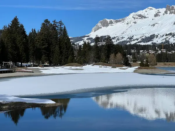 İsviçre 'nin Valbella ve Lenzerheide tatil beldelerindeki donmuş ve karla kaplı Alp Gölü Heidsee (Igl Lai) üzerinde tipik bir kış durağı - İsviçre' nin Grisonlar Kantonu (Kanton Graubuenden, Schweiz))