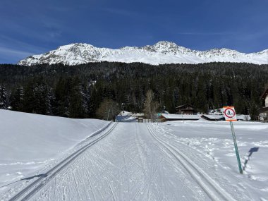 İsviçre 'nin Valbella ve Lenzerheide tatil beldelerinde (Kanton of Grisons, İsviçre) donmuş bir Heidsee Gölü (Igl Lai Gölü) etrafında bir kış sporu kayak pisti (Kanton Graubuenden, Schweiz)