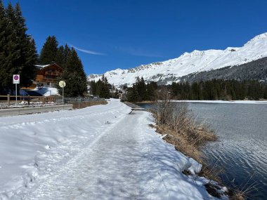 İsviçre Alpleri 'ndeki Valbella ve Lenzerheide tatil beldeleri bölgesinde yürüyüş, yürüyüş, yürüyüş, spor ve dinlenme için mükemmel bir şekilde düzenlenmiş ve temizlenmiş kış patikaları - İsviçre Grison Kantonu, İsviçre (Kanton Graubuenden, Schweiz)