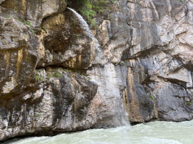 Haslital Alp Vadisi 'ndeki Aare Nehri Kanyonu veya Aare Vadisi ve İsviçre' deki Bernese Dağları 'nda (Aareschlucht im Haslital und im Berner Oberland - Schweiz)