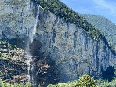 Staubbachfall Şelalesi veya Staubbachfall Şelalesi - İsviçre 'deki en yüksek serbest şelale (Staubbachfall - der hoechste freifallende Wasserfall der Schweiz, Lauterbrunnen)