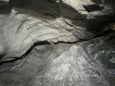 Trummelbach Şelalesi - Avrupa 'nın en büyük yeraltı şelaleleri, Lauterbrunnen (Truemmelbach Şelaleleri veya Trummelbachfalle - die groessten unterirdischen Wasserfaelle Europas, Schweiz)