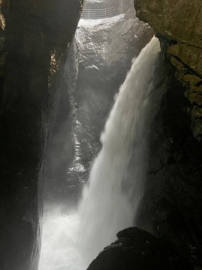 Trummelbach Şelalesi - Avrupa 'nın en büyük yeraltı şelaleleri, Lauterbrunnen (Truemmelbach Şelaleleri veya Trummelbachfalle - die groessten unterirdischen Wasserfaelle Europas, Schweiz)