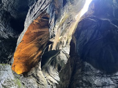 Trummelbach Şelalesi - Avrupa 'nın en büyük yeraltı şelaleleri, Lauterbrunnen (Truemmelbach Şelaleleri veya Trummelbachfalle - die groessten unterirdischen Wasserfaelle Europas, Schweiz)