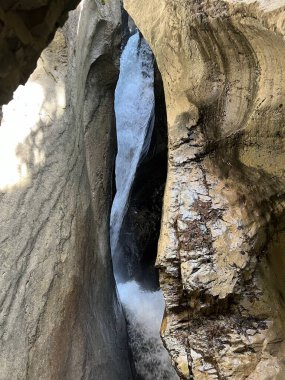 Trummelbach Şelalesi - Avrupa 'nın en büyük yeraltı şelaleleri, Lauterbrunnen (Truemmelbach Şelaleleri veya Trummelbachfalle - die groessten unterirdischen Wasserfaelle Europas, Schweiz)