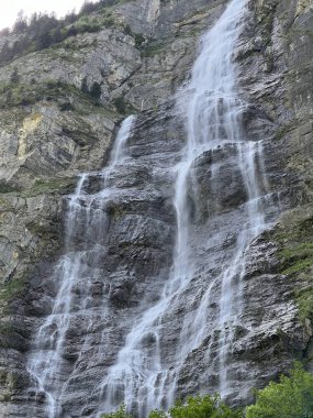 Mirrenbach Sonbaharı veya Murrenbach Şelalesi - İsviçre 'deki en yüksek şelale (Muerrenbachfall - der hoechster Wasserfall der Schweiz, Lauterbrunnen)