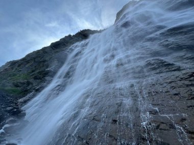 Mirrenbach Sonbaharı veya Murrenbach Şelalesi - İsviçre 'deki en yüksek şelale (Muerrenbachfall - der hoechster Wasserfall der Schweiz, Lauterbrunnen)