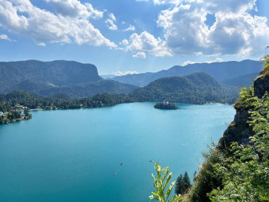 Bled ve Bled Gölü 'nün panoramik manzarası Bled (Blejsko Jezero, Bleder See Oder Veldeser See) şatosundan (Blejski mezunu)