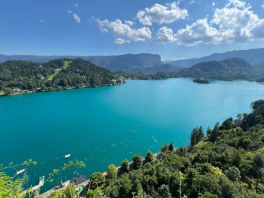 Bled ve Bled Gölü 'nün panoramik manzarası Bled (Blejsko Jezero, Bleder See Oder Veldeser See) şatosundan (Blejski mezunu)