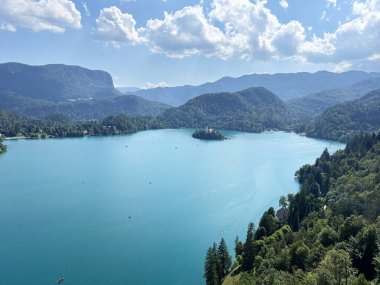 Bled ve Bled Gölü 'nün panoramik manzarası Bled (Blejsko Jezero, Bleder See Oder Veldeser See) şatosundan (Blejski mezunu)