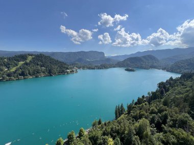 Bled ve Bled Gölü 'nün panoramik manzarası Bled (Blejsko Jezero, Bleder See Oder Veldeser See) şatosundan (Blejski mezunu)