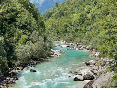 Yaz ve alçak su seviyesi (Kobard, Slovenya) - Fluss Soca mit umliegenden Waeldern im Sommer und bei niedrigem Wasserstand (Slowenien))