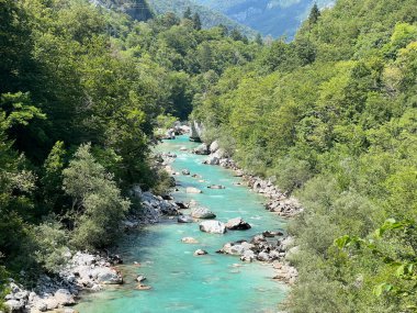 Yaz ve alçak su seviyesi (Kobard, Slovenya) - Fluss Soca mit umliegenden Waeldern im Sommer und bei niedrigem Wasserstand (Slowenien))