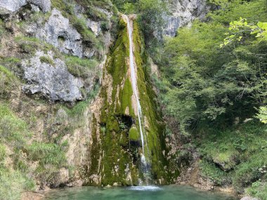 Malenscek 'i tokatla veya Malenscek (Vrsno, Slovenya) - Wasserfall Malenscek veya Malenscekfall (Slowenien) - Vodopad Malenscek ali na potoku Malenscek