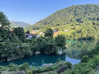 Slovenya 'nın Most na Soci kasabası yakınlarındaki Reservoir gölü ve nehir Soca - Naehe der Stadt Most na Soci, Slowenien - Akumulacijsko jezero v Mostu na Soci