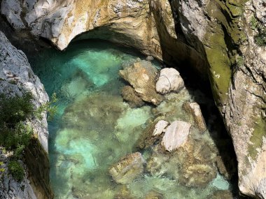 The Great Soca Gorge (Triglav Ulusal Parkı, Slovenya) - Grosse Soca-Schlucht oder Grosse Soca-Troge, Nationalpark Triglav (Grosse Soca-Troege, Slowenien) - Velika korita Soce, Triglavski narodni parkı