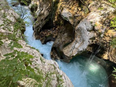 The Great Soca Gorge (Triglav Ulusal Parkı, Slovenya) - Grosse Soca-Schlucht oder Grosse Soca-Troge, Nationalpark Triglav (Grosse Soca-Troege, Slowenien) - Velika korita Soce, Triglavski narodni parkı