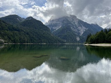 Alp Gölü üzerinde sonbahar başları Lago del Predil veya Lago di Raibl (Mağara del Predil Gölü) - Inizio autunno sul alpino Lago del Predil (Mağara del Predil, İtalya) veya Predilsko jezero